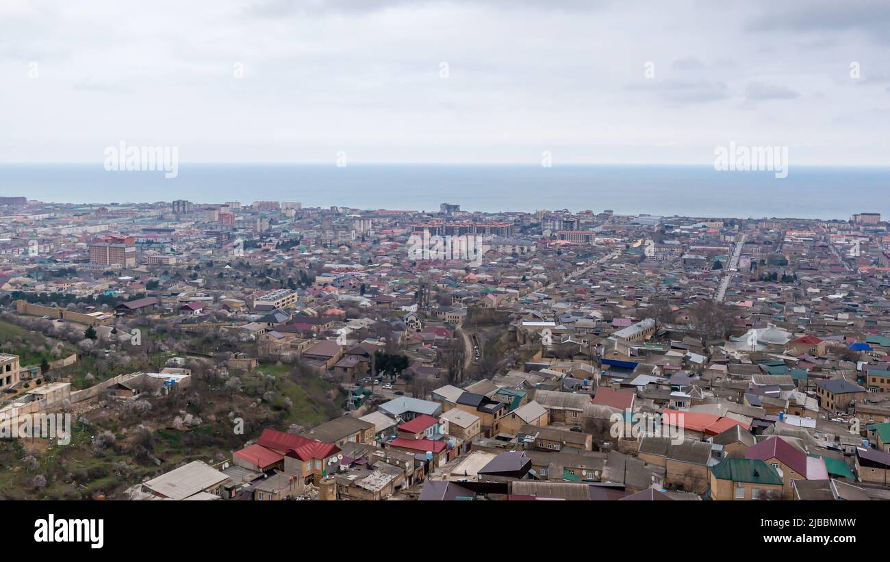 Vieille ville le long de la mer bleue, vue de dessus. L'ancienne ville de Derbent à Dagestan avec ses rues et ses maisons est située à côté de la forteresse. Banque D'Images