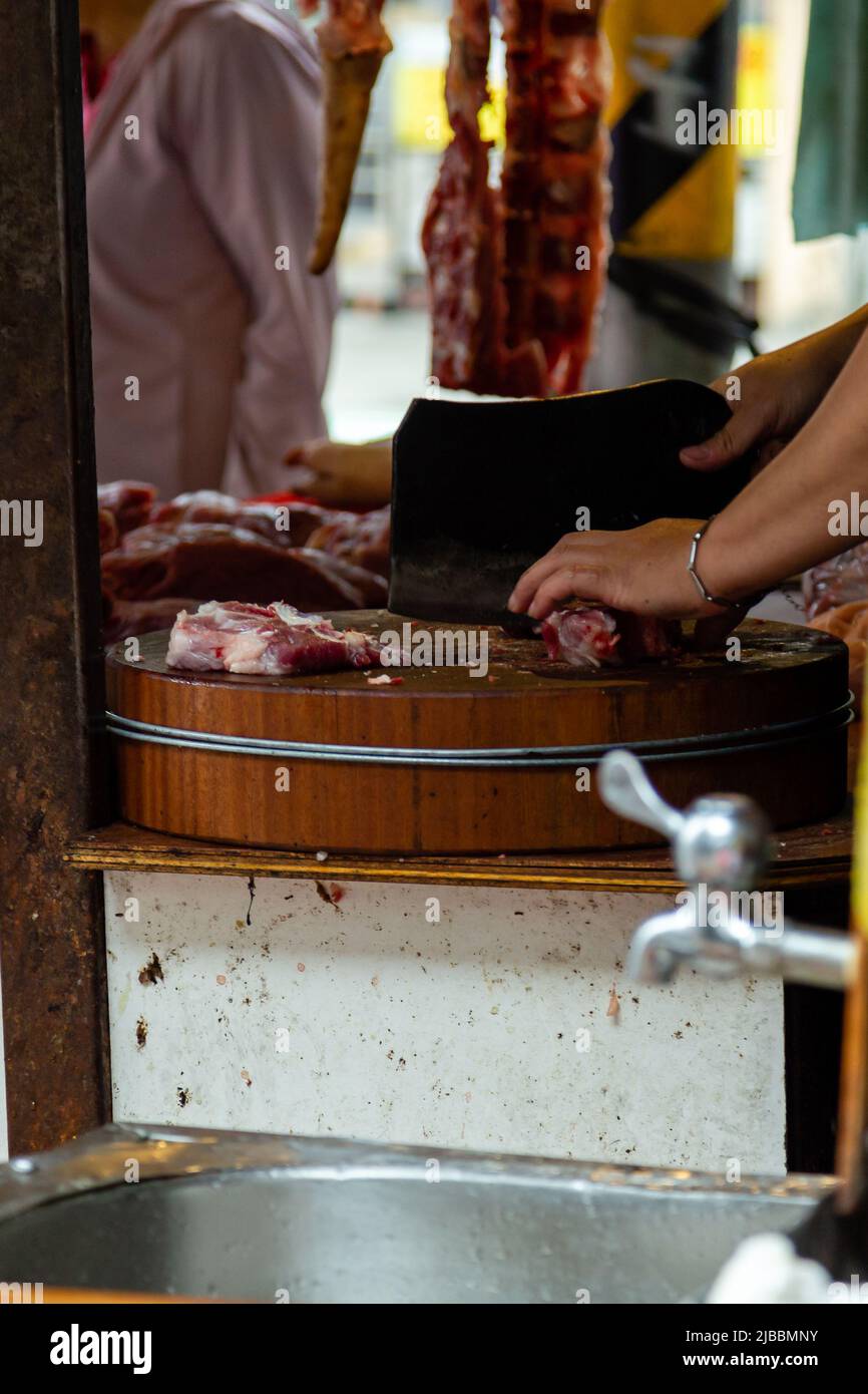 Viande fraîche suspendue chez un fournisseur de viande sur un marché de Taïwan Banque D'Images
