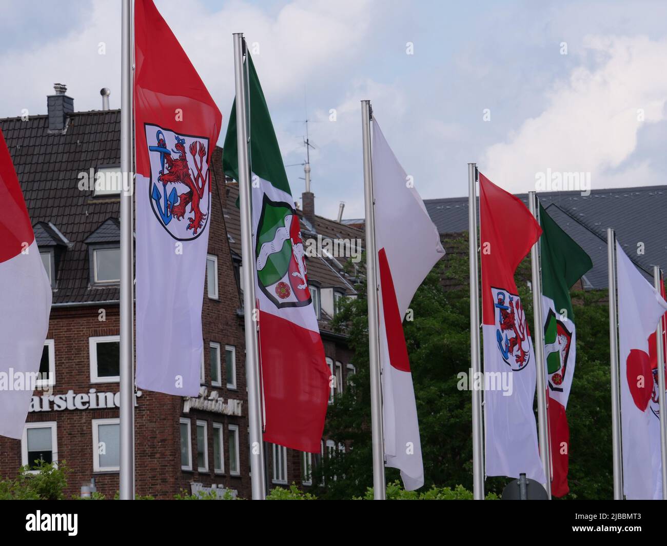 Allemagne, Düsseldorf, Düsseldorf, promenade du Rhin, 21 mai, 2022, 247 h, jour du Japon, festival de la série drapeau du peuple japonais, drapeau NRW, municipal Banque D'Images