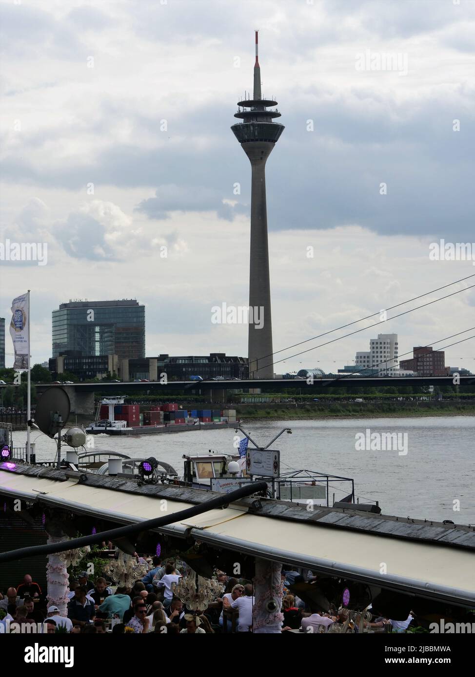 Allemagne, Düsseldorf, promenade du Rhin, 21 mai 2022, 2 h 55, jour du Japon, tour de télévision et d'observation dans le Media Harbour, vue partielle du gaz Banque D'Images