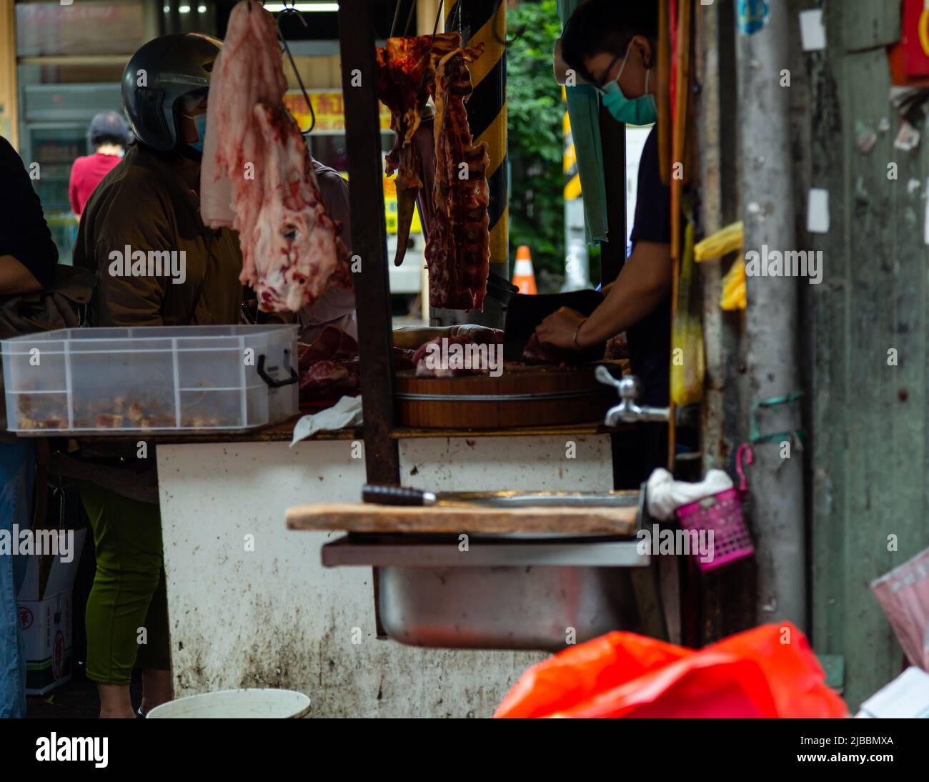 Viande fraîche suspendue chez un fournisseur de viande sur un marché de Taïwan Banque D'Images