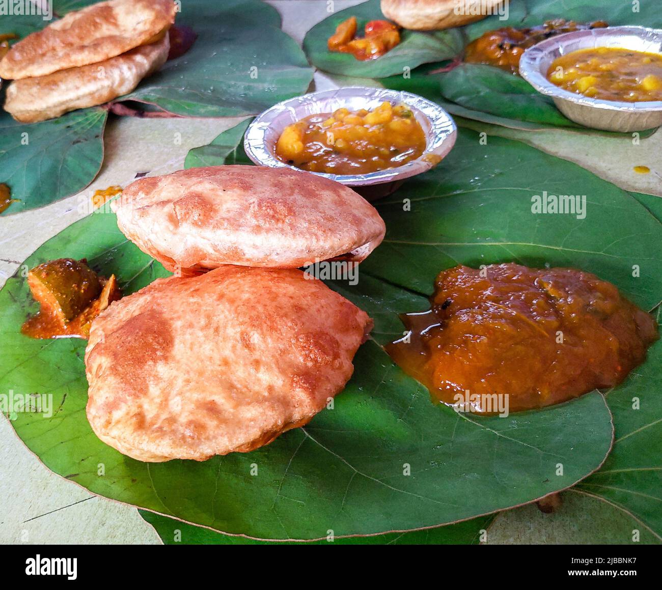 Cuisine traditionnelle indienne, le Puri bhaji est servi sur des feuilles vertes. Uttarakhand Inde. Banque D'Images