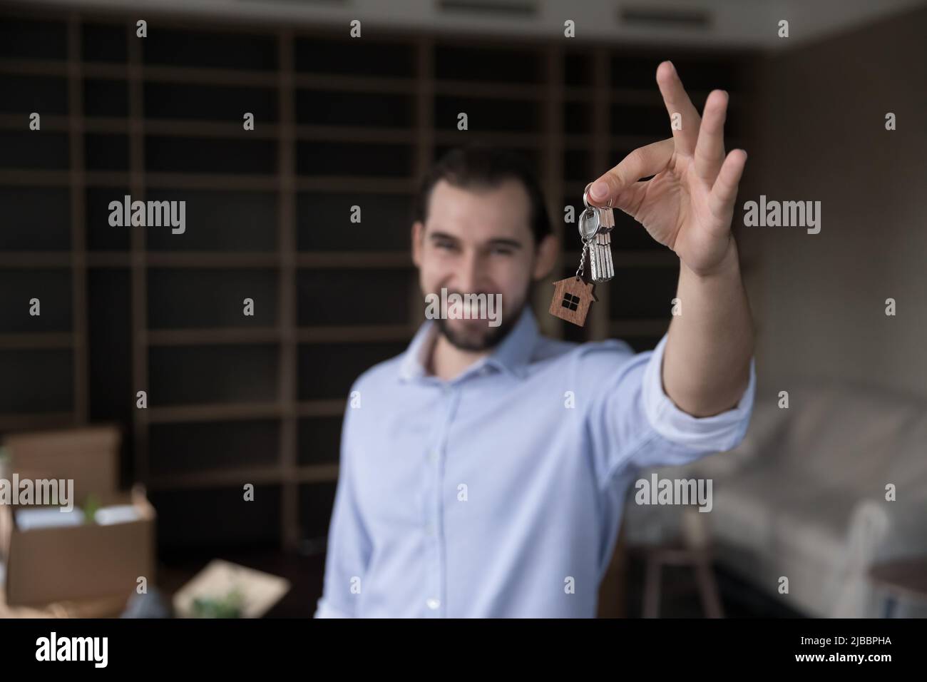 Homme plein de joie montrant des tas de clés sur l'appareil photo Banque D'Images