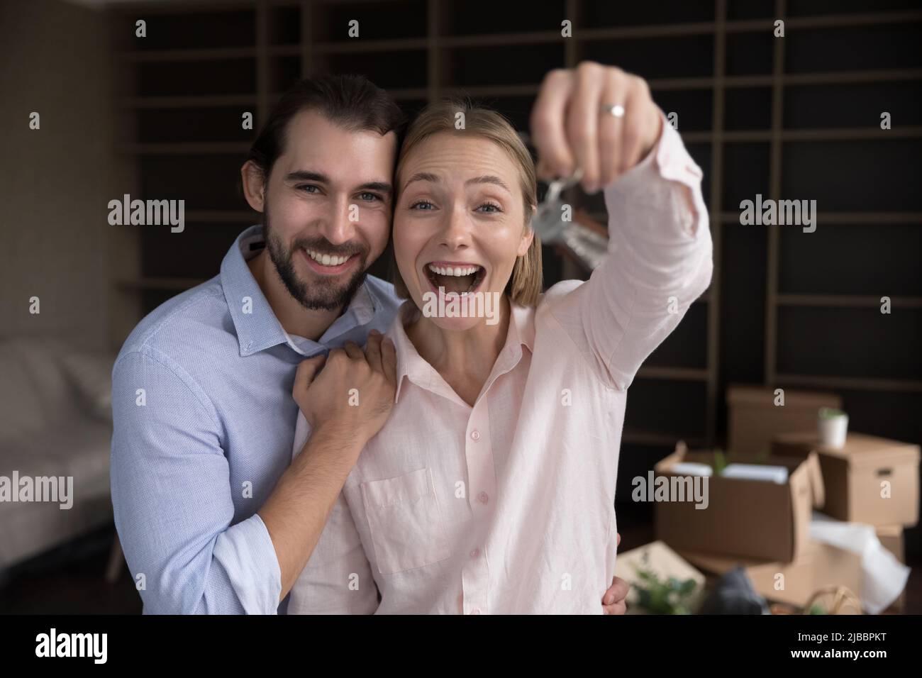 Couple montrant des tas de clés de leur nouvelle maison Banque D'Images