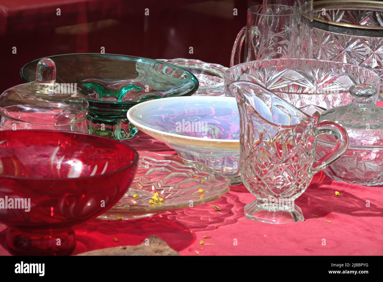 Bol de punch en cristal de plomb d'époque et tasses sur une table en bois dans un magasin d'antiquités. Banque D'Images