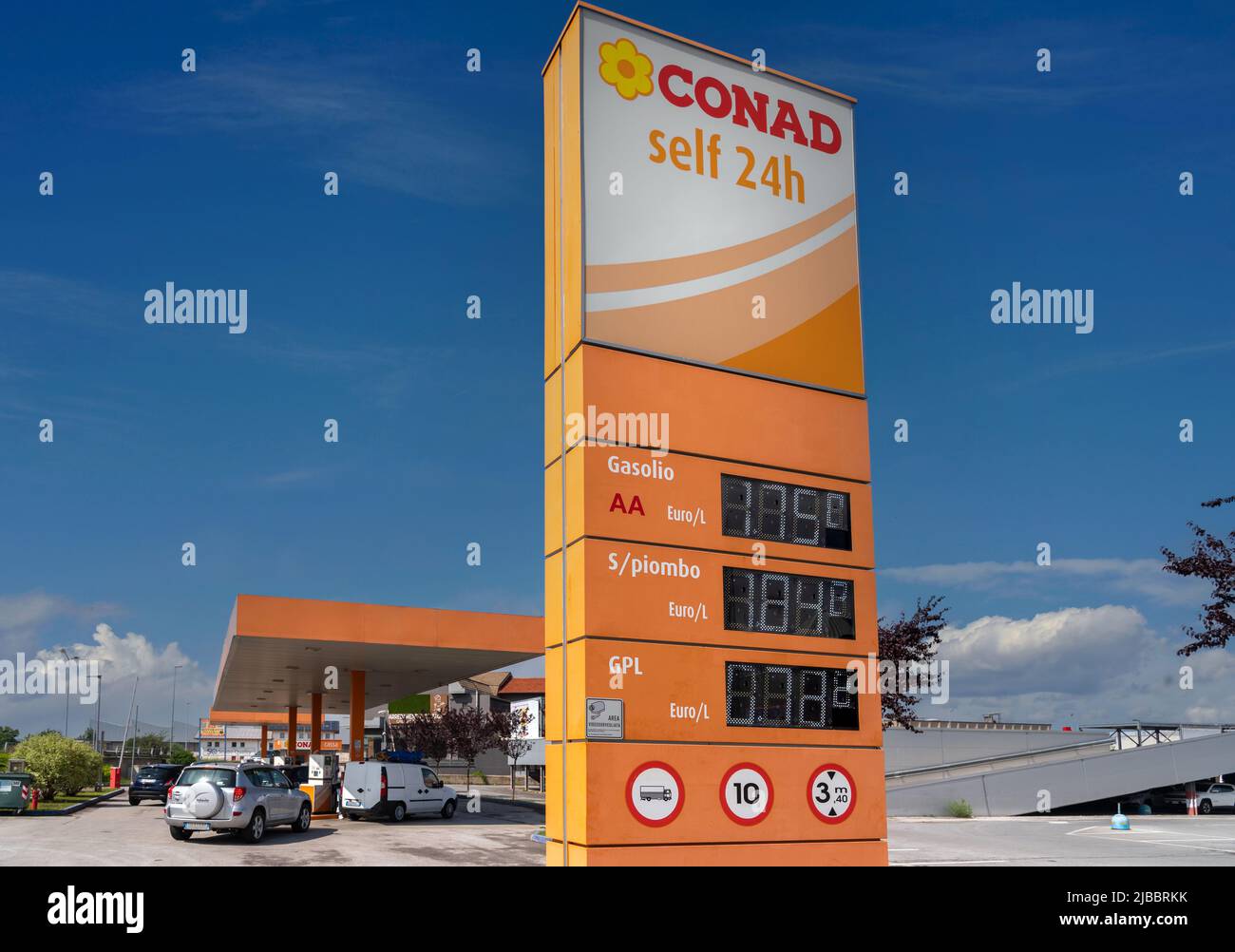 Borgo San Dalmazzo, Cuneo, Italie - 03 juin 2022: Signe du logo Conad avec affichage du prix du carburant, station-service dans le centre commercial Conad avec des prix plus bas. E Banque D'Images