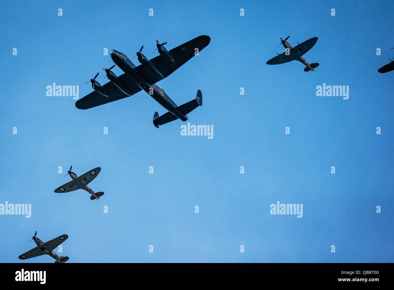 Spitfires flypast en formation au-dessus de Londres pour le Jubilé de platine. Banque D'Images