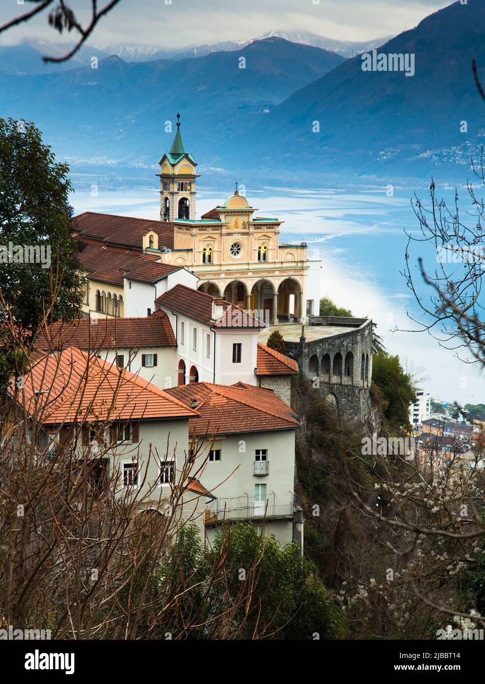 Madonna del Sasso à Orselina au-dessus de la ville de Locarno au lac majeur. Suisse. Banque D'Images