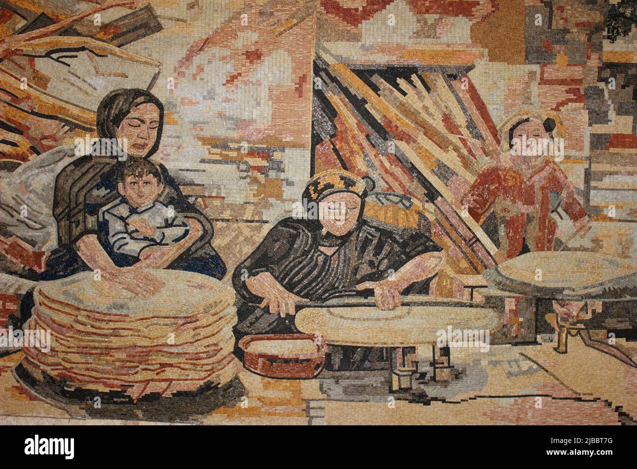 Les femmes jordaniennes préparent du pain bédouin - un pain plat appelé Shrak - l'art mosaïque Banque D'Images