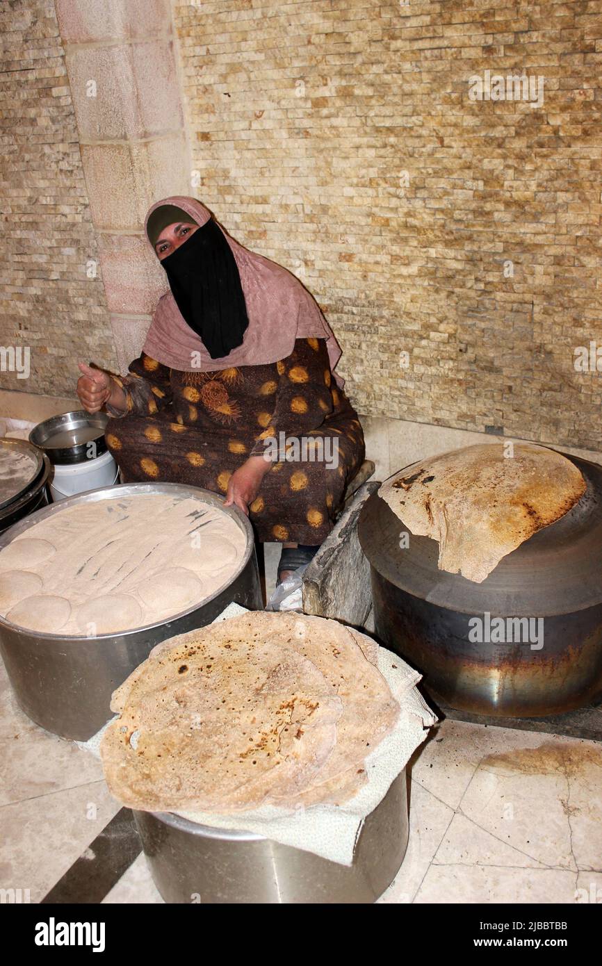 Femme jordanienne préparant du pain bédouin - un pain plat appelé Shrak Banque D'Images