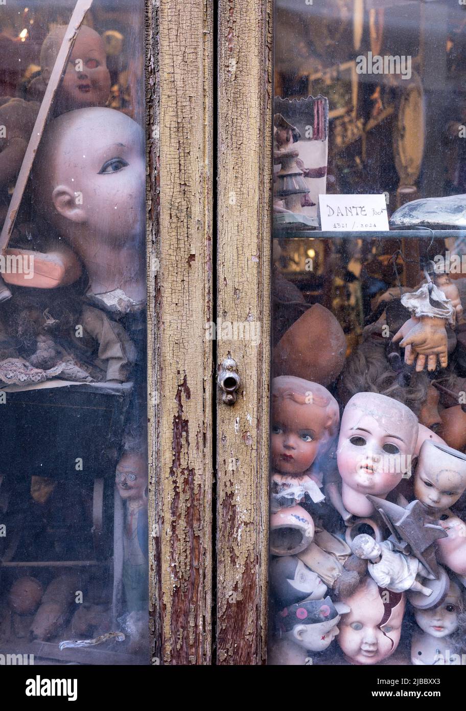 Têtes de poupées cassées dans la fenêtre d'un hôpital de poupées et atelier de réparation à l'Ospedale delle Bambole, via di Ripetta, centre de Rome, Latium, Italie. Banque D'Images