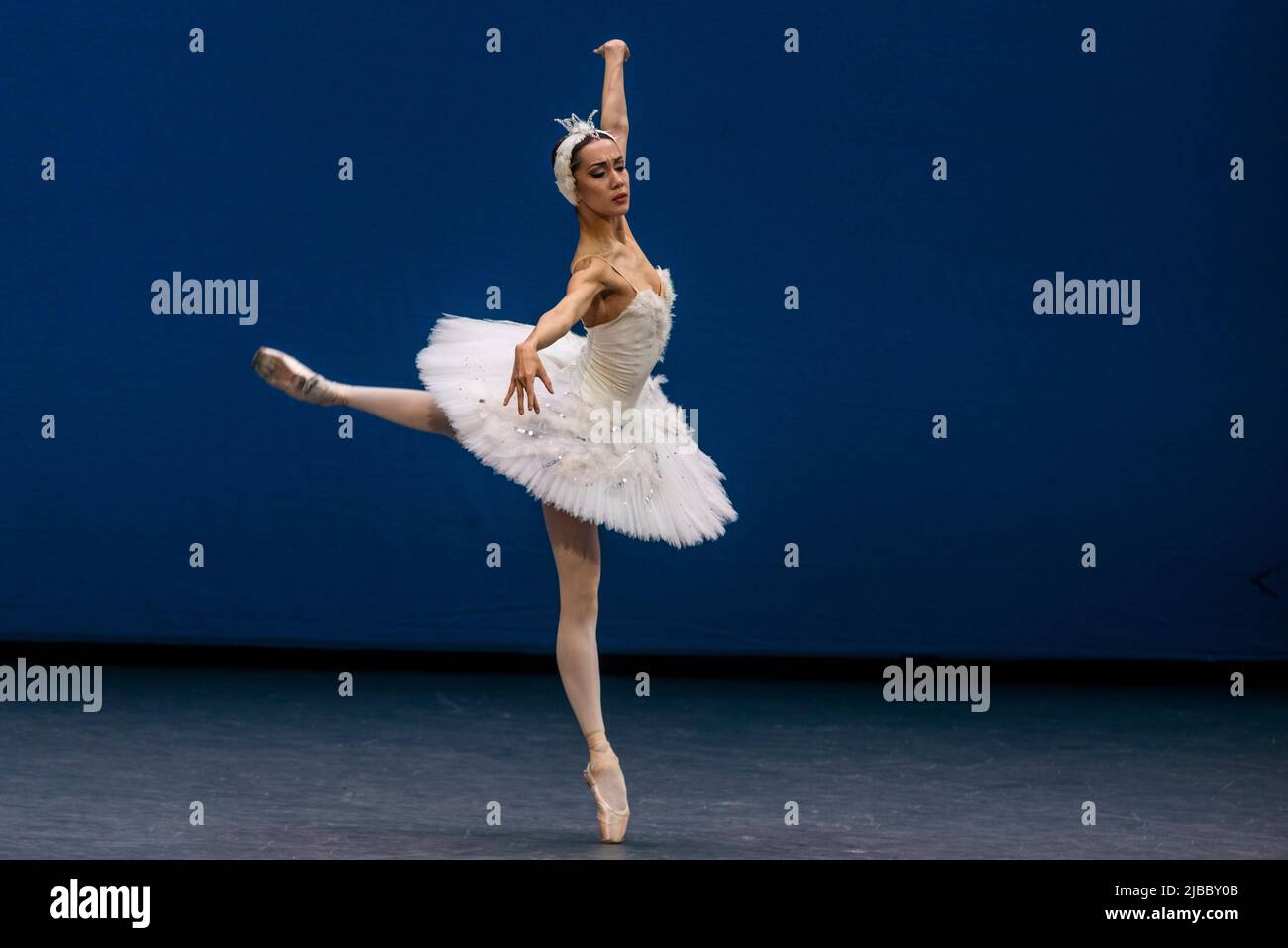 Moscou, Russie. 4th juin 2022 Khalikova Amina se joue dans la variante d'Odette du ballet de 'swan Lake' lors de la première journée de la compétition internationale de danseurs de ballet de 14th au Théâtre Bolchoï de Moscou, en Russie. Nikolay Vinokurov/Alay Live News Banque D'Images