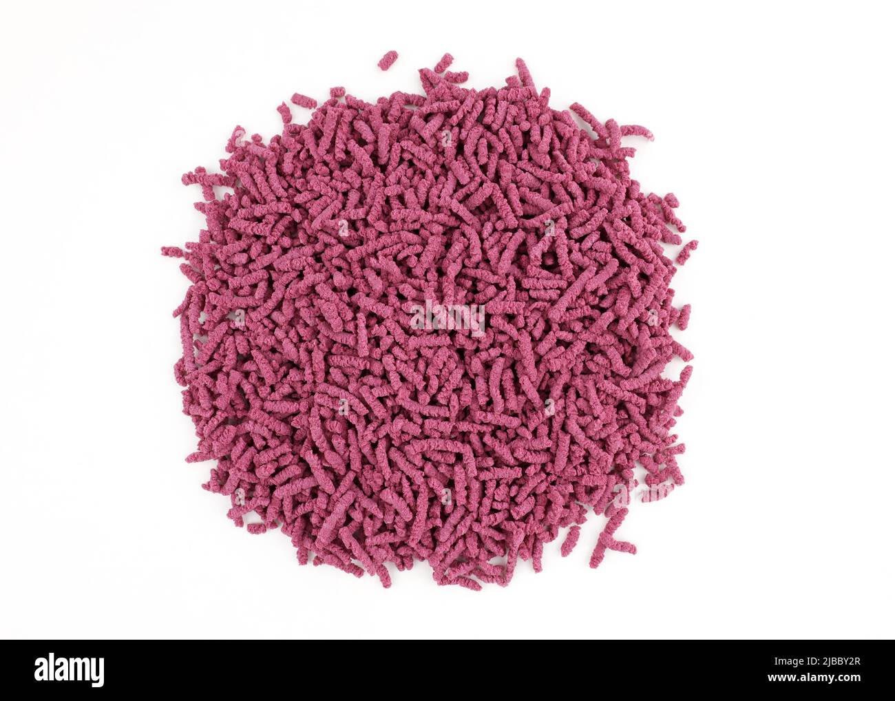 Thé granulé sur fond blanc, vue de dessus. Thé pour augmenter la lactation. Sécher les granules de thé vitaminé sur un fond blanc. Pile de framboises Banque D'Images