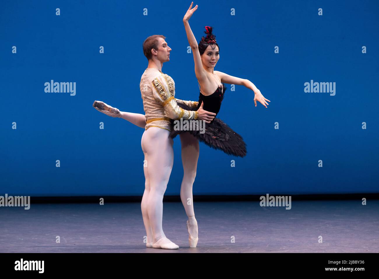 Moscou, Russie. 4th juin 2022 Yamada Haruka (Japon) et Mikhail Ovcharov se produisent dans le pas de deux du ballet de 'swan Lake' au cours de la première journée du concours international de danseurs de ballet de 14th au Théâtre Bolchoï de Moscou, en Russie. Nikolay Vinokurov/Alay Live News Banque D'Images