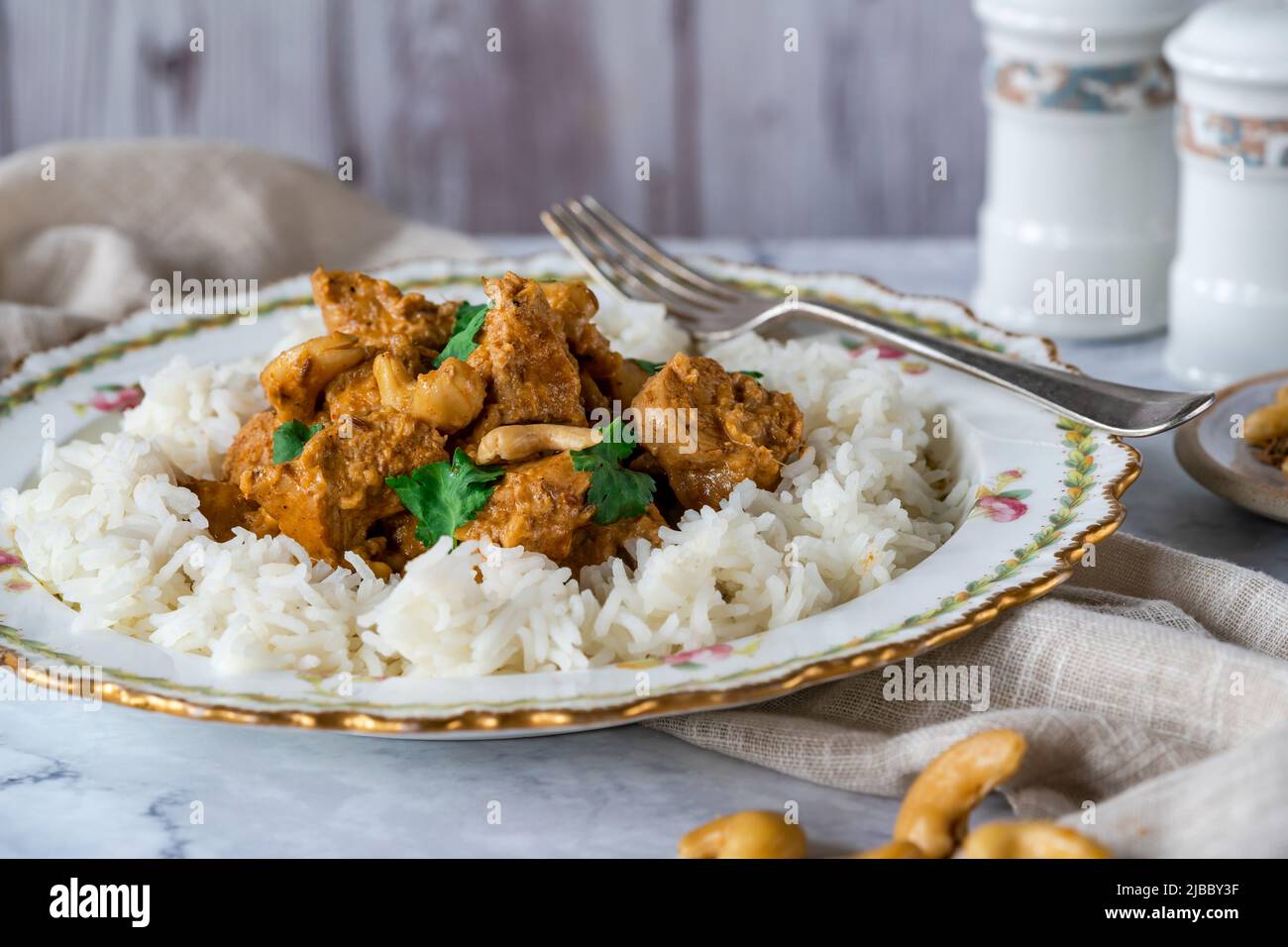 Poulet au curry de korma avec noix de cajou et riz Banque D'Images