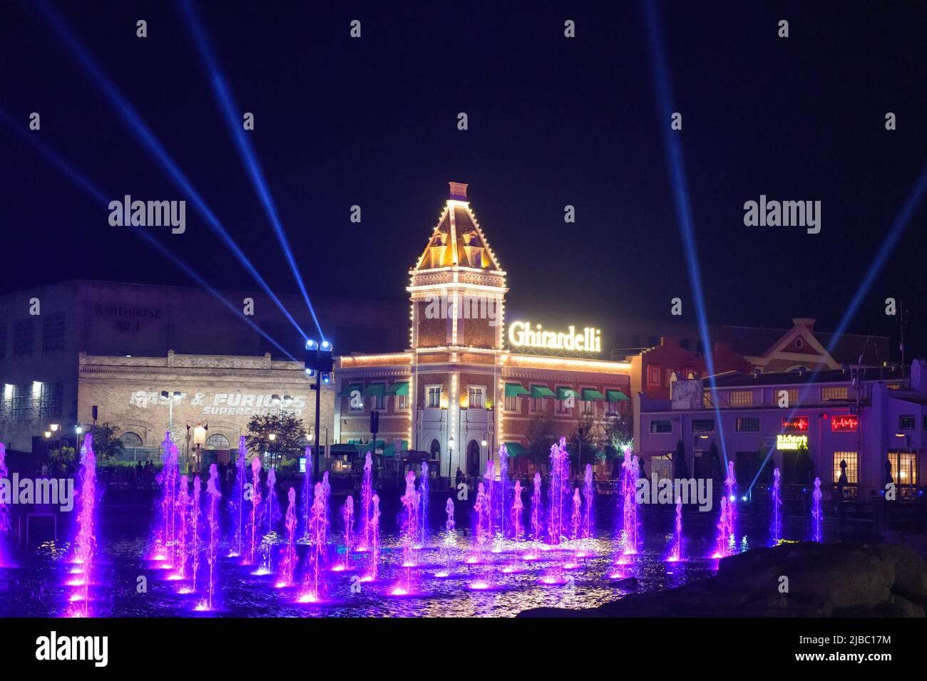 Fontaine illuminée pendant le spectacle de fin de journée. L'eau est rehaussée par des lumières et des strbes multicolores. Universal Studios Florida est une célèbre pl Banque D'Images