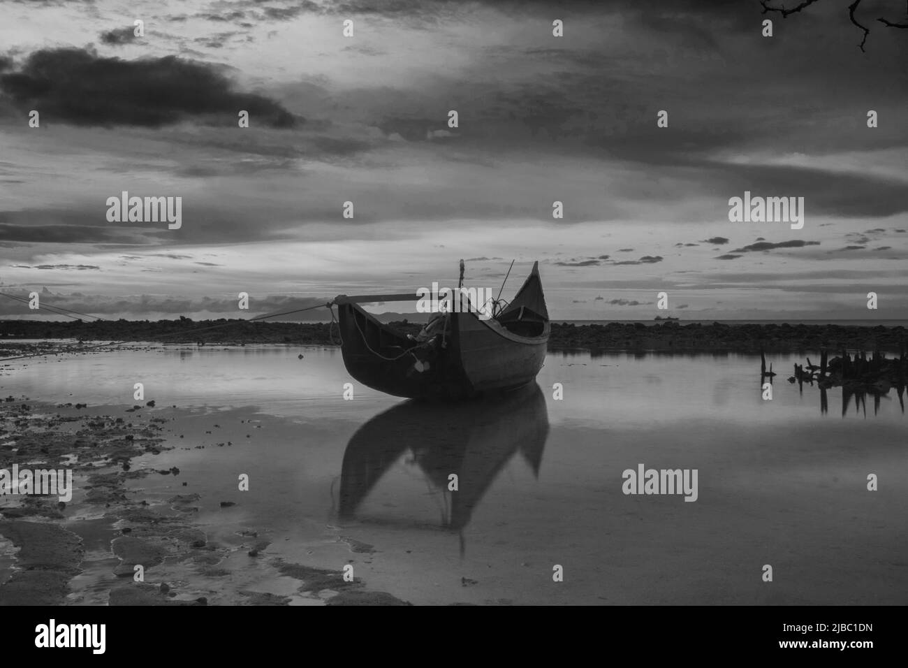 Photo noir et blanc du bateau sur la plage, Aceh, Indonésie. Banque D'Images