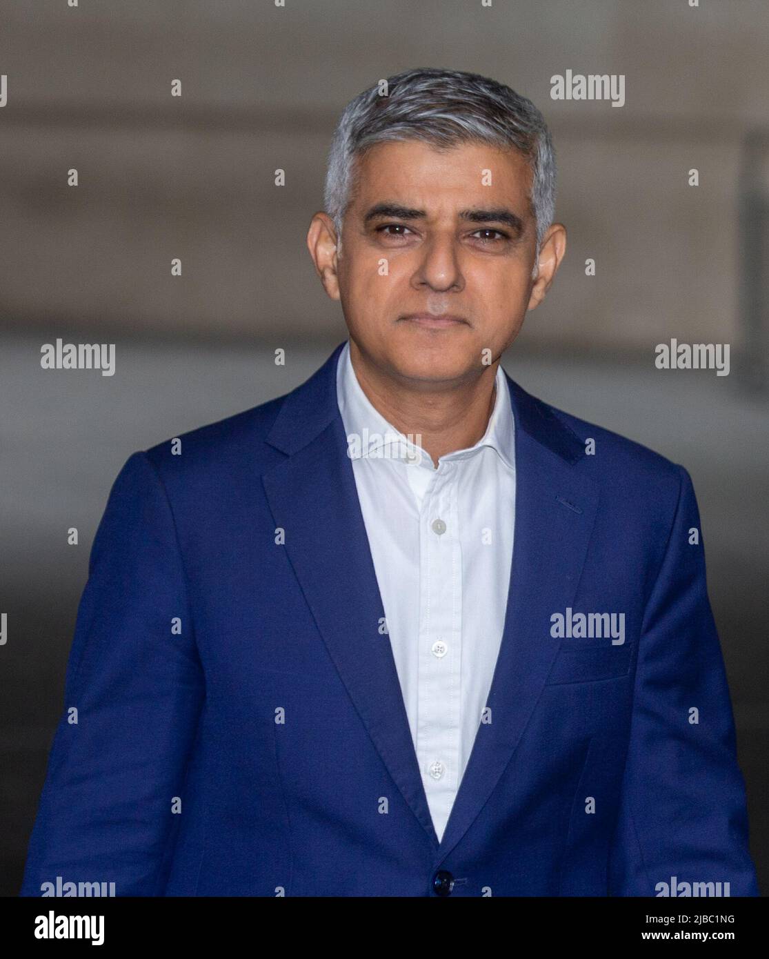 Londres, Angleterre, Royaume-Uni. 5th juin 2022. Le maire de Londres, SADIQ Khani, est vu à l'extérieur de la BBC Broadcasting House après avoir comparu dimanche matin dans une émission télévisée. (Credit image: © Tayfun Salci/ZUMA Press Wire) Credit: ZUMA Press, Inc./Alay Live News Banque D'Images