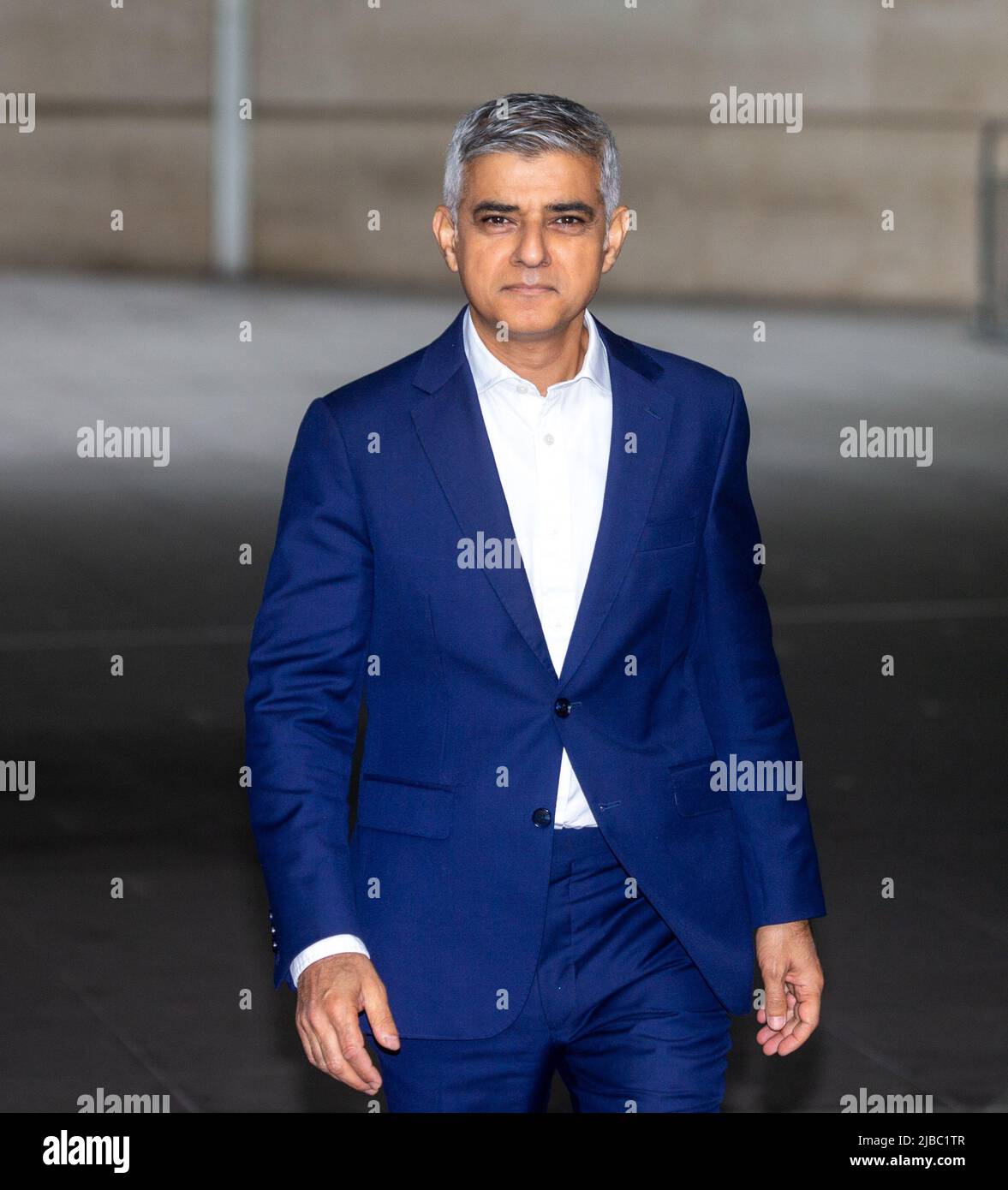 Londres, Angleterre, Royaume-Uni. 5th juin 2022. Le maire de Londres, SADIQ Khani, est vu à l'extérieur de la BBC Broadcasting House après avoir comparu dimanche matin dans une émission télévisée. (Image de crédit : © Tayfun Salci/ZUMA Press Wire) Banque D'Images