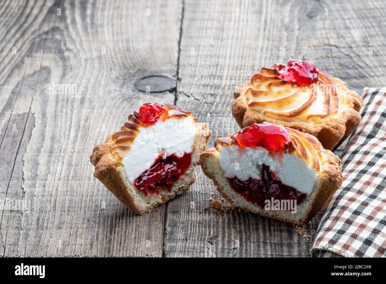 De délicieuses tartes faites maison remplies de confiture sur une table en bois Banque D'Images