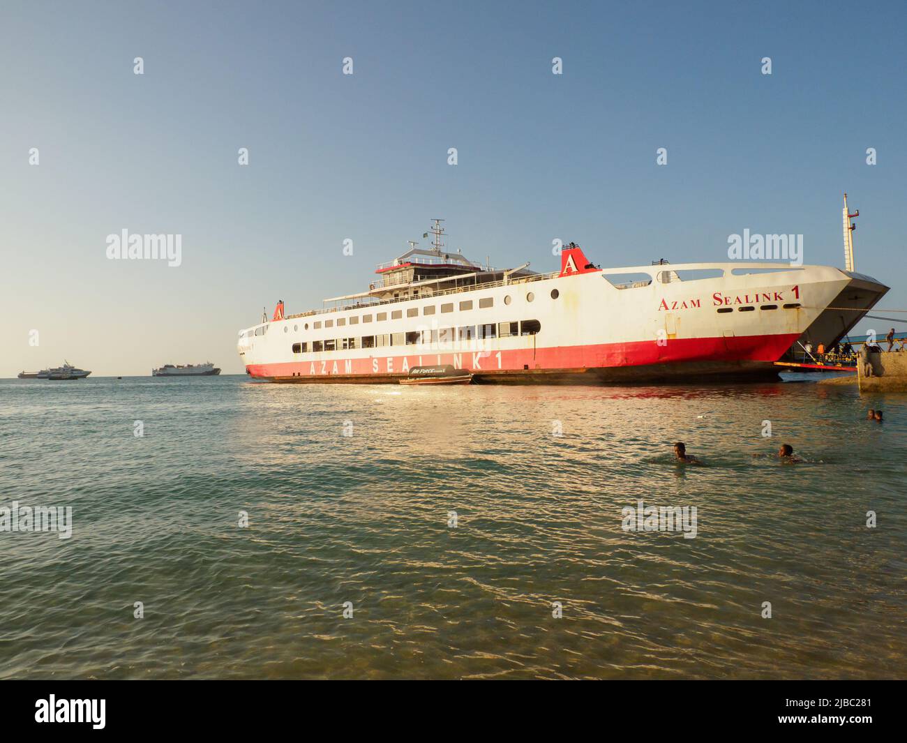 Stone Town, Zanzibar - janvier 2021: Ferries de passagers reliant l'île au continent de Tanzanie dans le port de Zanzibar. Tanzanie, Afrique. Banque D'Images