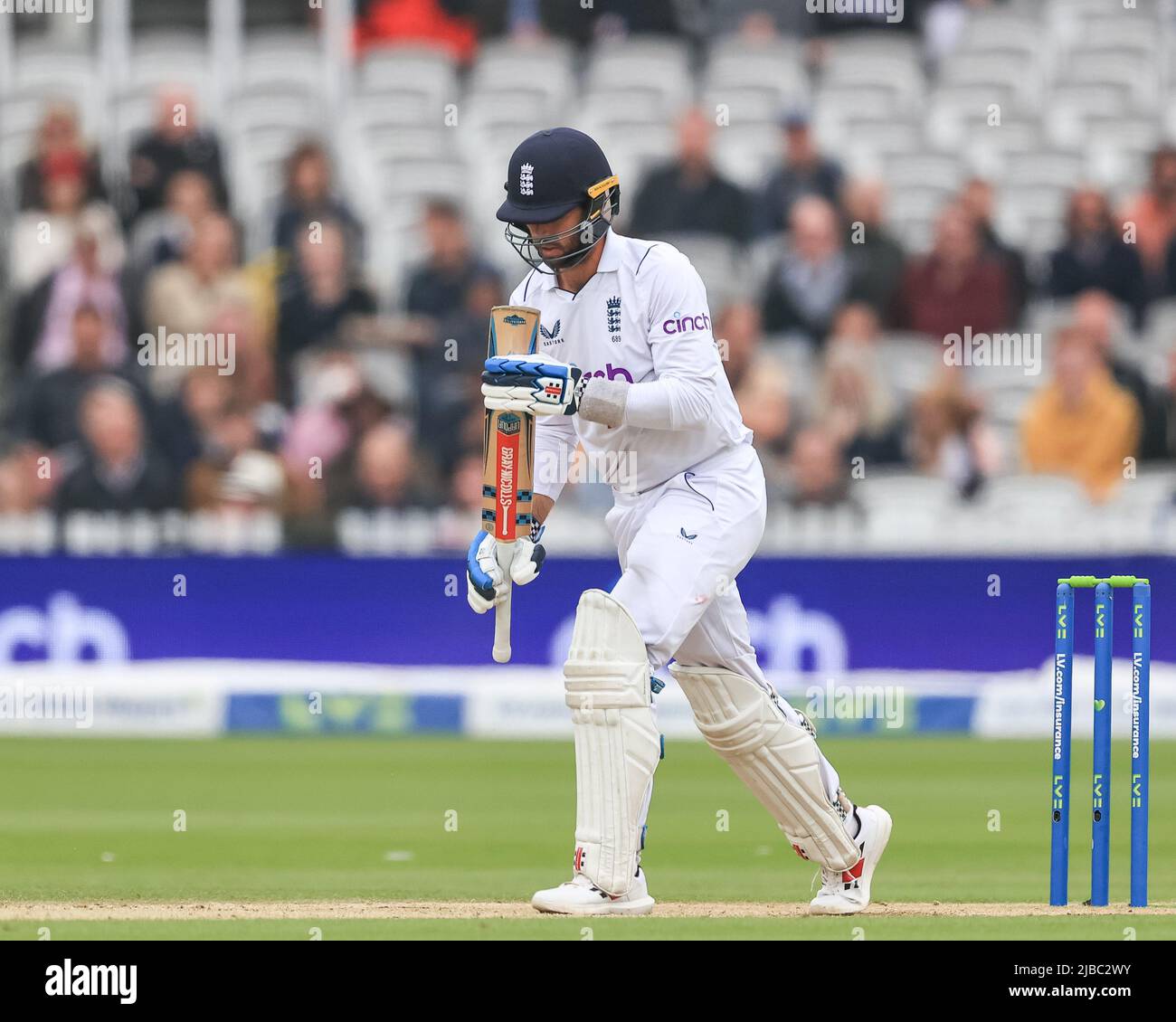 Londres, Royaume-Uni. 05th juin 2022. Ben Foakes, d'Angleterre, inspecte sa chauve-souris Credit: News Images /Alay Live News Banque D'Images