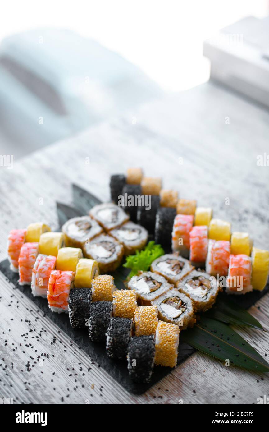 Ensemble de sushi nigiri et petits pains à sushi sur plaque en pierre noire vue du dessus Banque D'Images