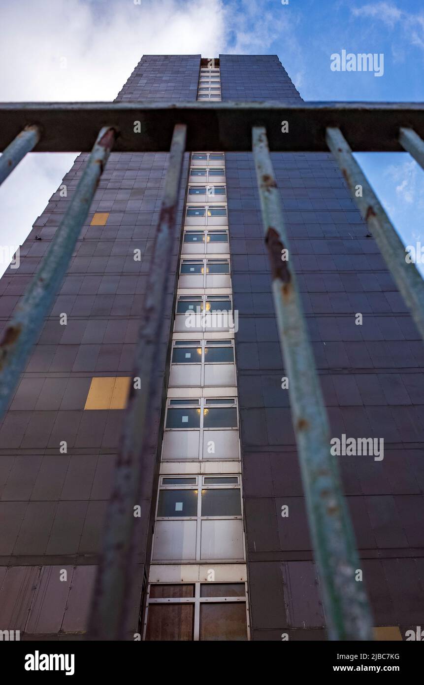 Tour bloc 'look up' sur le domaine de Carpenters à Stratford, Newham, est de Londres. Banque D'Images