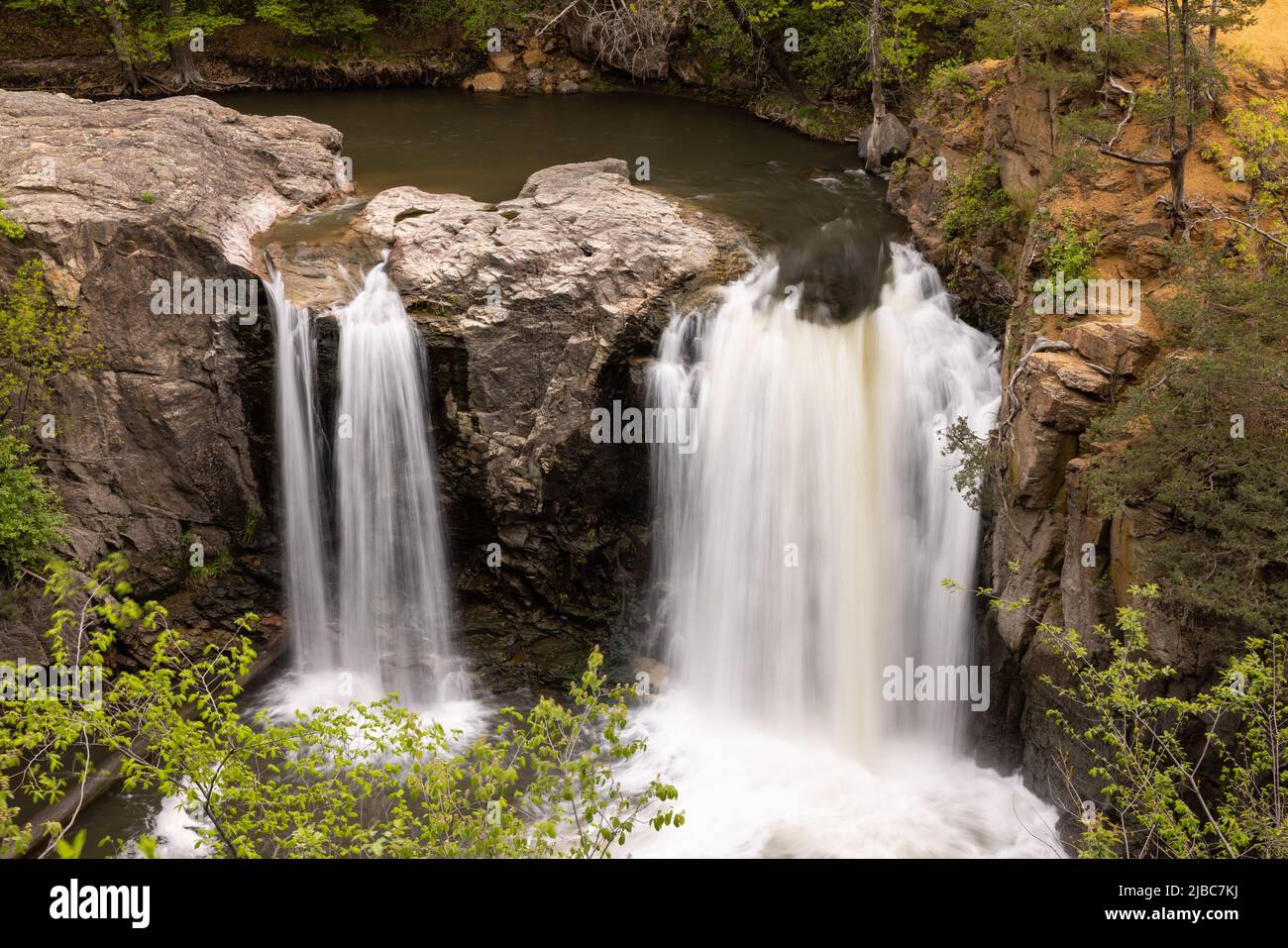 Chutes Ramsey - Une chute d'eau sur un ruisseau dans les bois au printemps. Banque D'Images