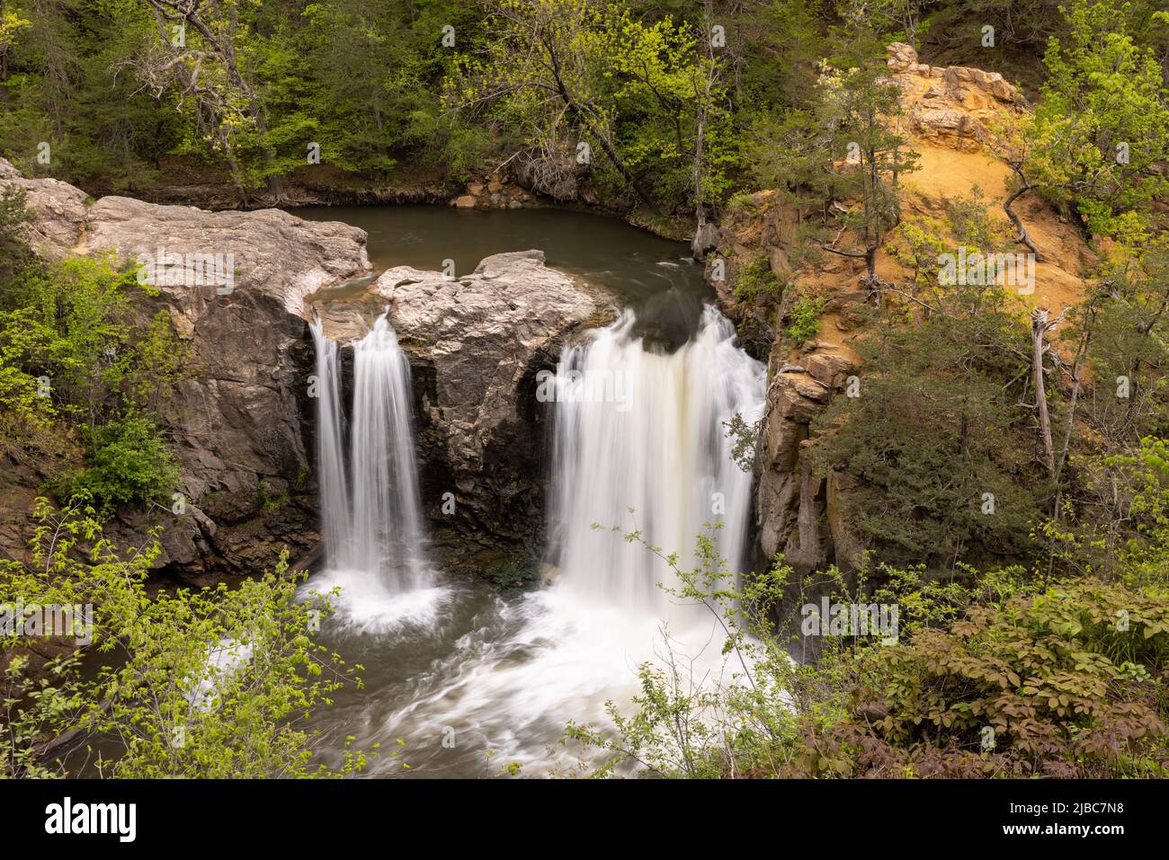 Chutes Ramsey - Une chute d'eau sur un ruisseau dans les bois au printemps. Banque D'Images