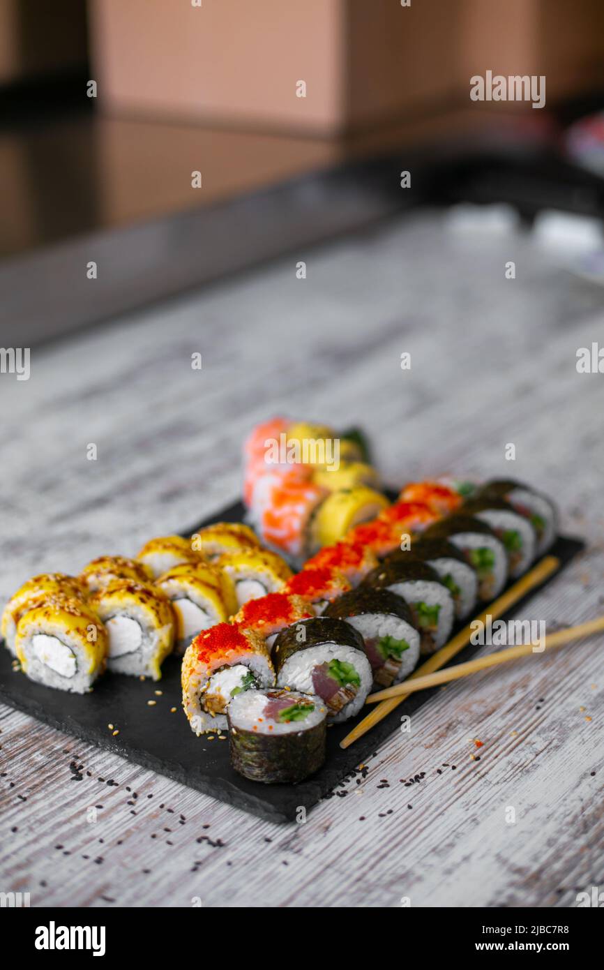 Ensemble de sushi nigiri et petits pains à sushi sur plaque en pierre noire vue du dessus Banque D'Images