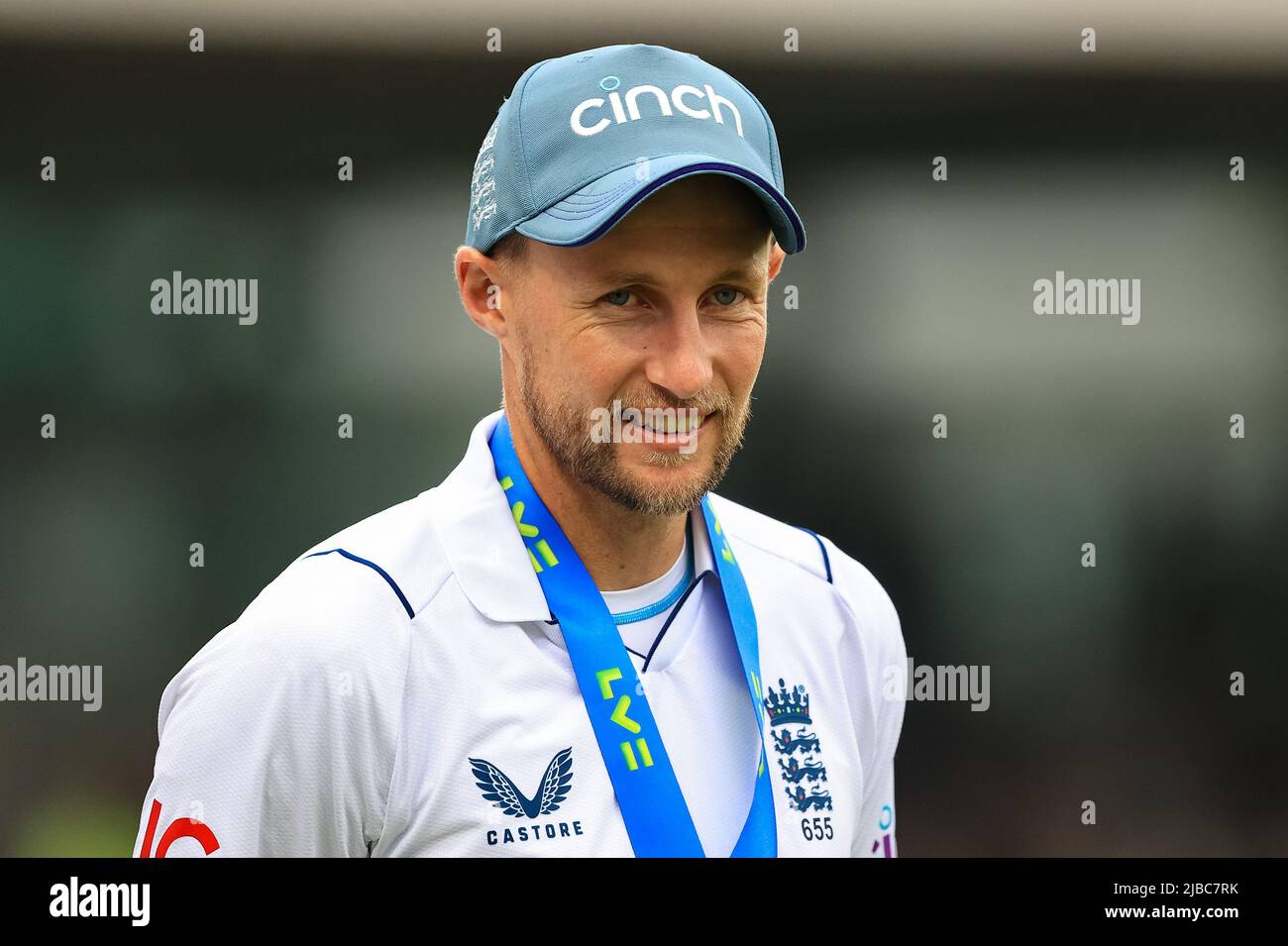 Londres, Royaume-Uni. 05th juin 2022. Joe Root of England avec sa médaille de série d'essais crédit: Nouvelles Images /Alay Live News Banque D'Images