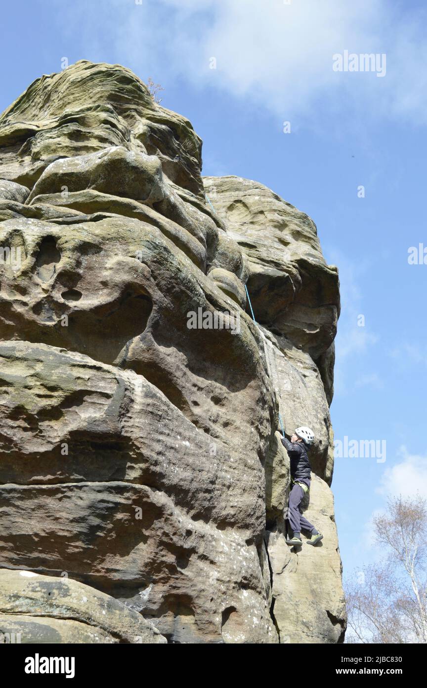 Bingham Rocks, Harrogate, Yorkshire du Nord ; Angleterre ; Royaume-Uni, Europe - 10 octobre 2021 : apprendre à monter les rochers de Bingham à Harrogate North Yorkshir Banque D'Images