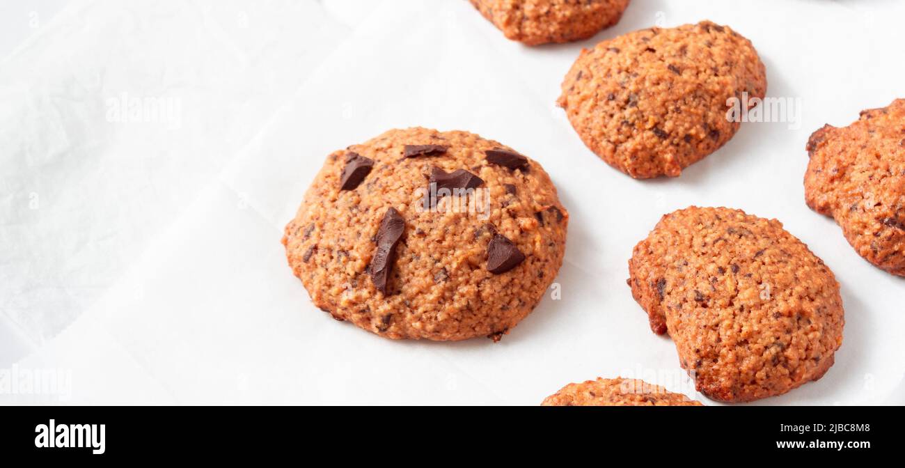 Biscuits d'avoine faits maison avec chocolat sur fond blanc. En-cas rustique pour un style de vie sain. Banque D'Images