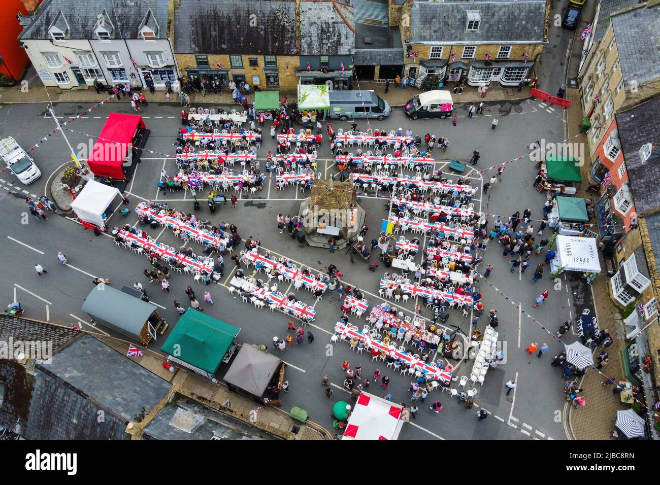 Beaminster, Dorset, Royaume-Uni. 5th juin 2022. Vue depuis les airs de la fête de rue Platinum Jubilee sur la place Beaminster dans Dorset. Crédit photo : Graham Hunt/Alamy Live News Banque D'Images