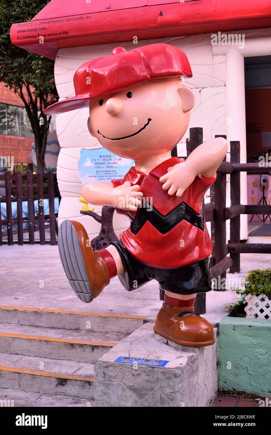 Joyeux Charlie Brown en chemise rouge Banque D'Images