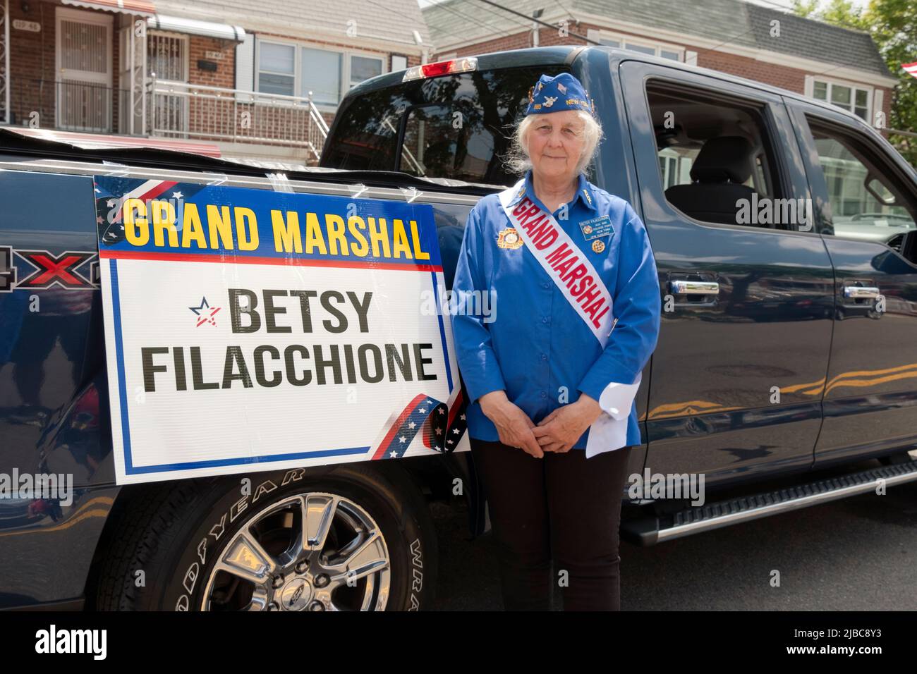 Portrait posé de Betsy Filacchione, membre auxiliaire de longue date de VFW et Grand Marshall de College point Memorial Day Parade. À Queens, New York. Banque D'Images