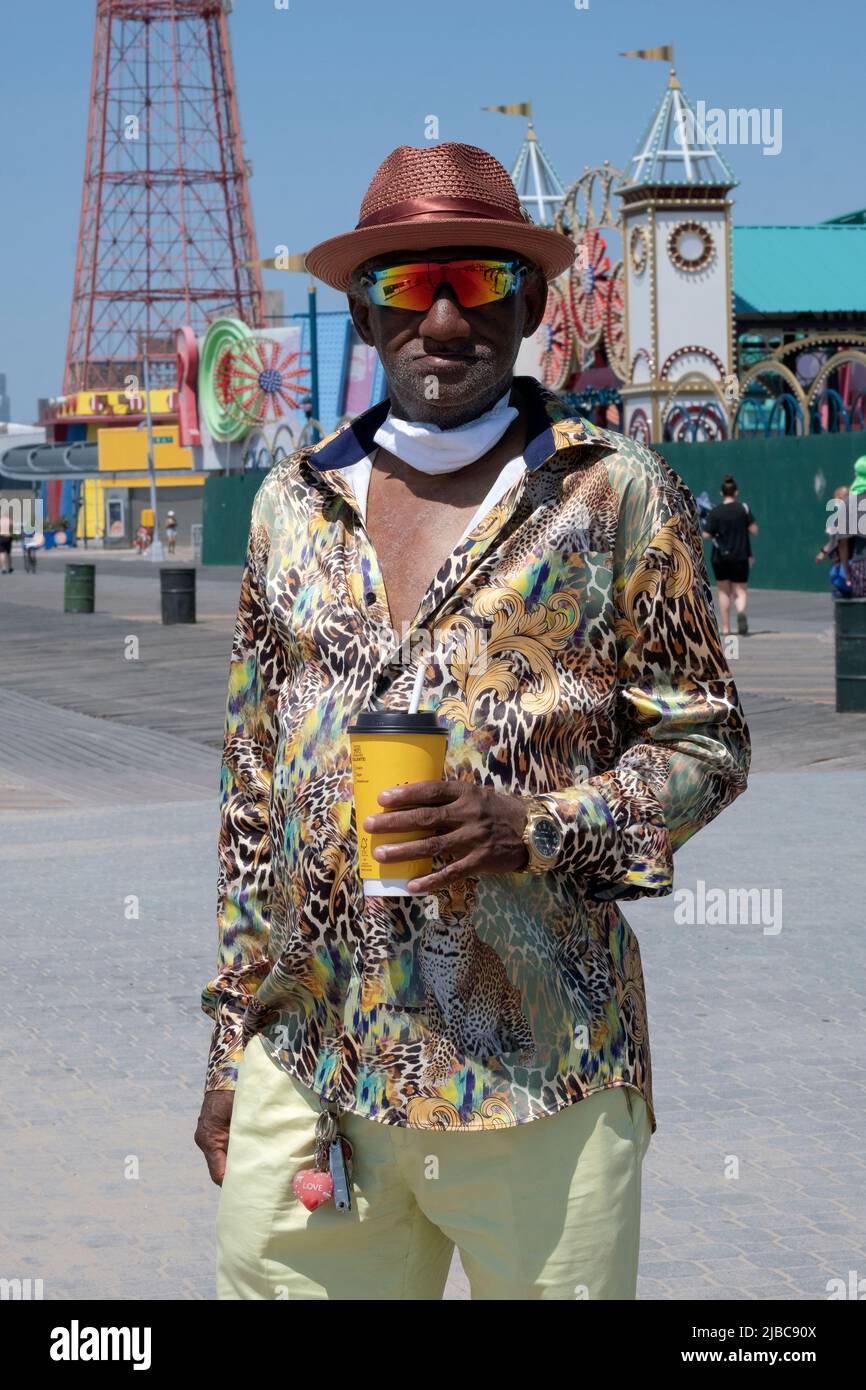 Portrait d'un homme américain hispanique plus âgé avec son propre sens de style personnel. Sur la promenade de Coney Island, Brooklyn, New York. Banque D'Images