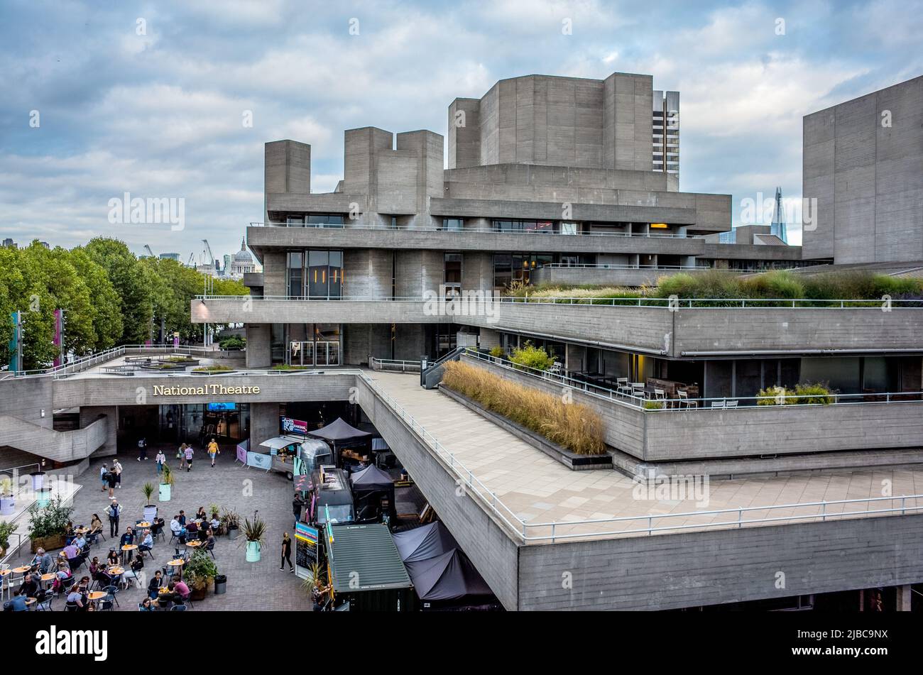 Théâtre national, architecture brutaliste sur la banque Southbank de Londres. Banque D'Images