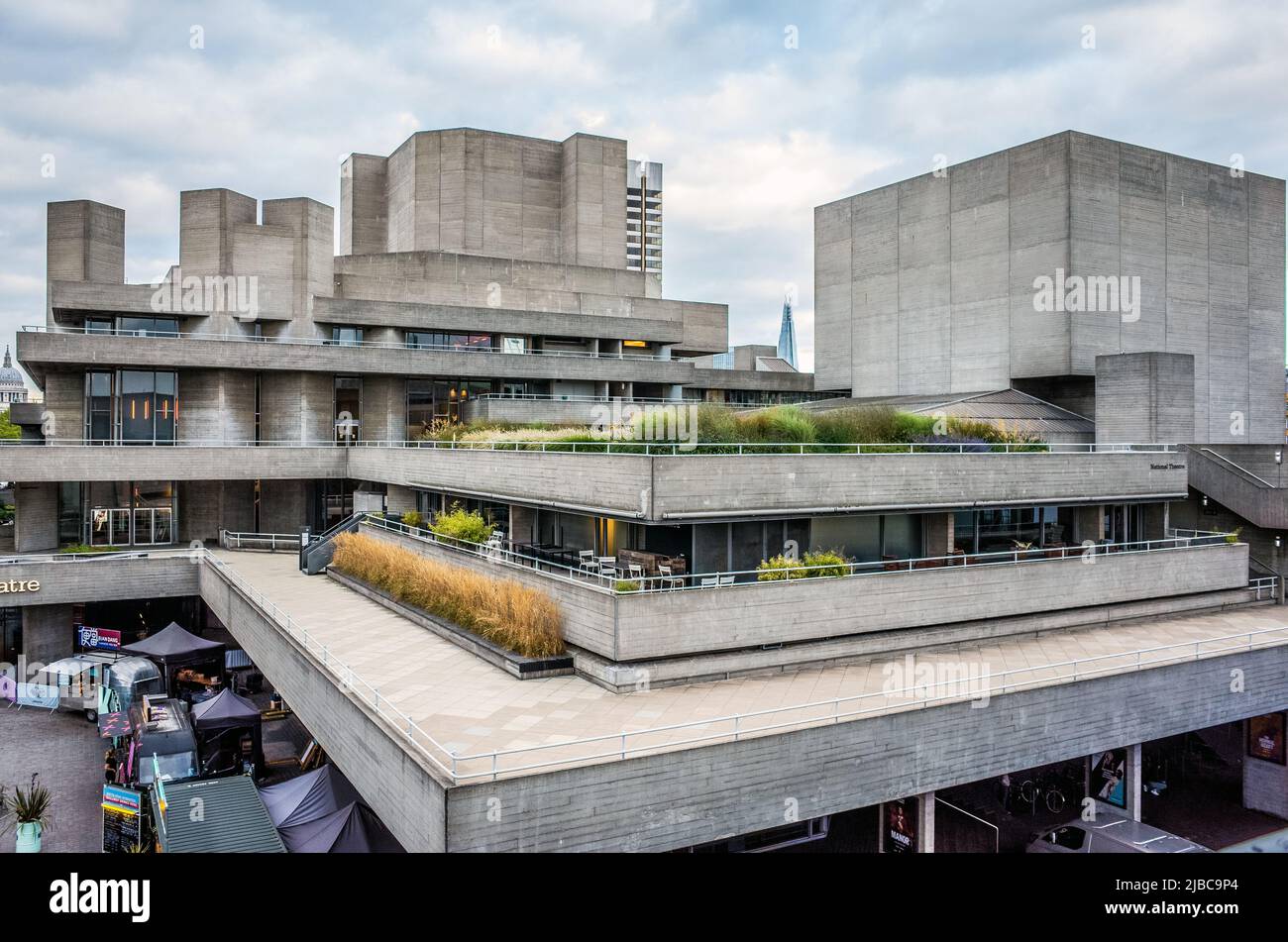 Théâtre national, architecture brutaliste sur la banque Southbank de Londres. Banque D'Images