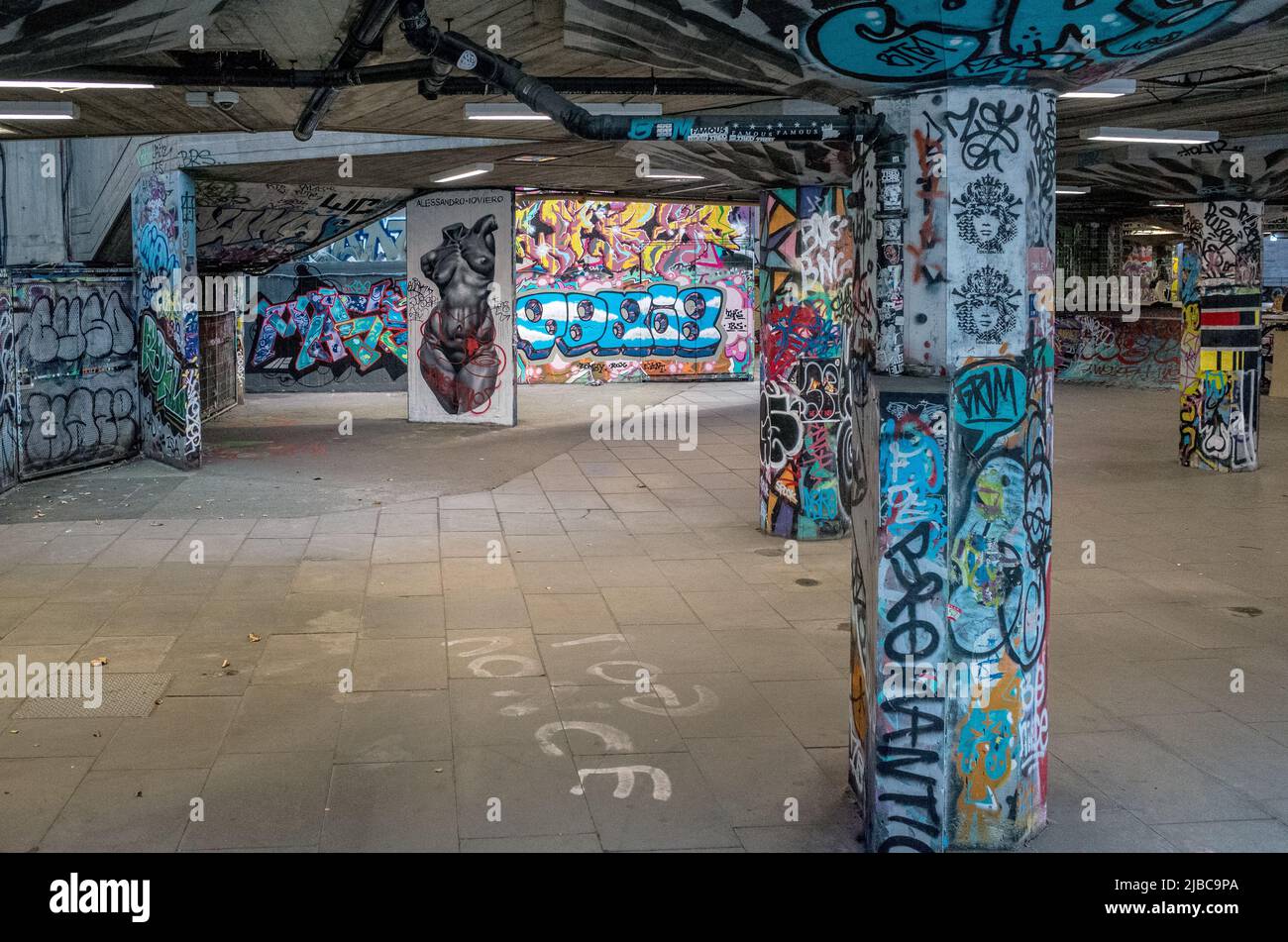 Les skateboarders s'exercent au célèbre Southbank Skatepark, sous le Southbank Center de Londres Banque D'Images