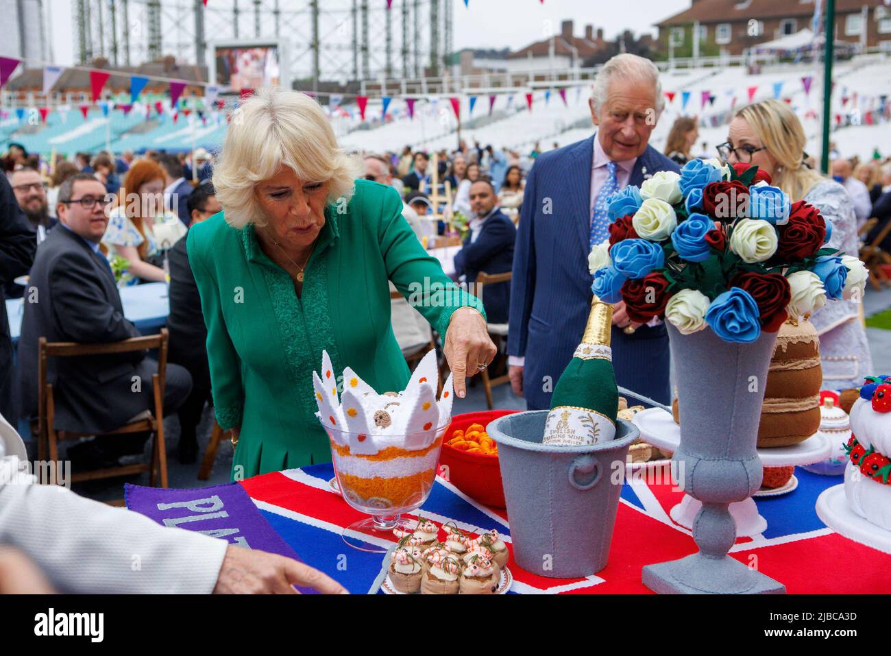 Le prince de Galles et la duchesse de Cornouailles, en tant que patron du Big Lunch, pendant le Big Jubilee déjeuner avec des tables mises en place sur le terrain de cricket de l'Oval, Londres, le quatrième jour des célébrations du Jubilé de platine. Date de la photo: Dimanche 5 juin 2022. Banque D'Images