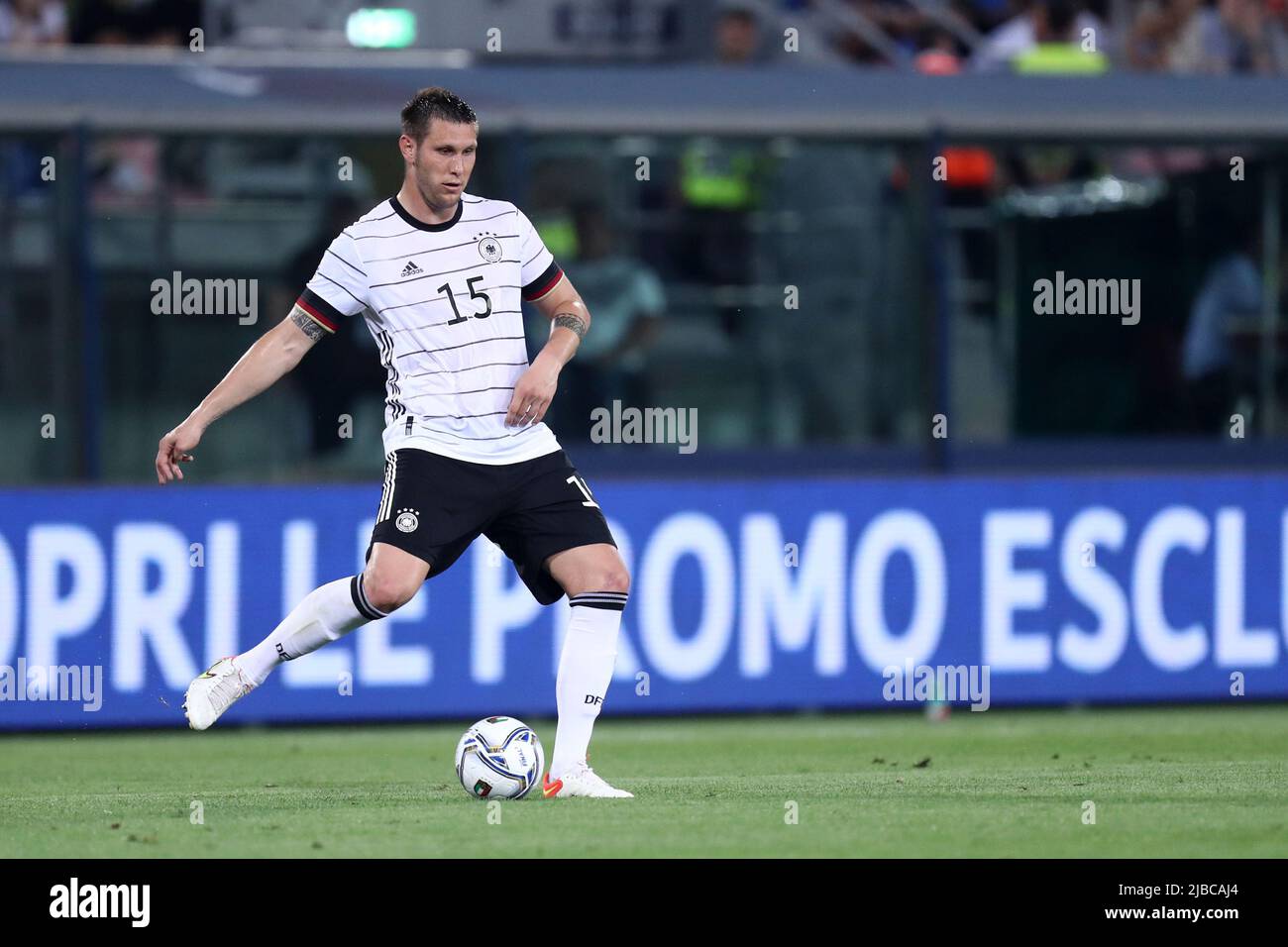 Niklas Sule d'Allemagne contrôle le ballon lors du match de l'UEFA Nations League Group 3 entre l'Italie et l'Allemagne au Stadio Dall'Ara on 4 juin 2022 à Bologne, Italie . Banque D'Images