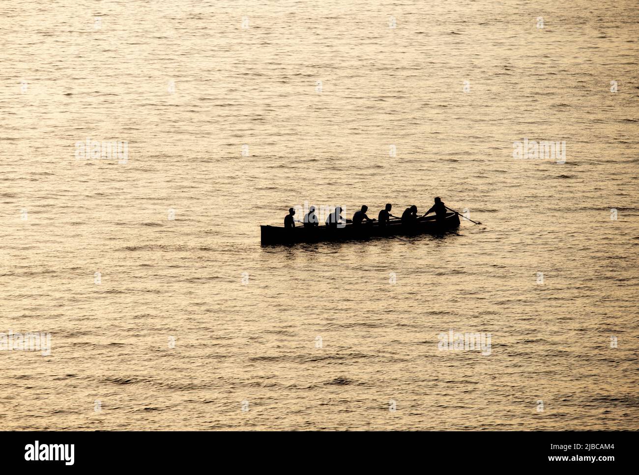 rameurs en formation de chalutiers en mer Banque D'Images