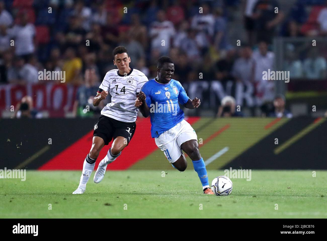 Wilfried Gnonto de l'Italie et Jamal Musiala de l'Allemagne se battent pour le bal lors du match du Groupe 3 de la Ligue des Nations de l'UEFA entre l'Italie et l'Allemagne au Stadio Dall'Ara on 4 juin 2022 à Bologne, Italie . Banque D'Images