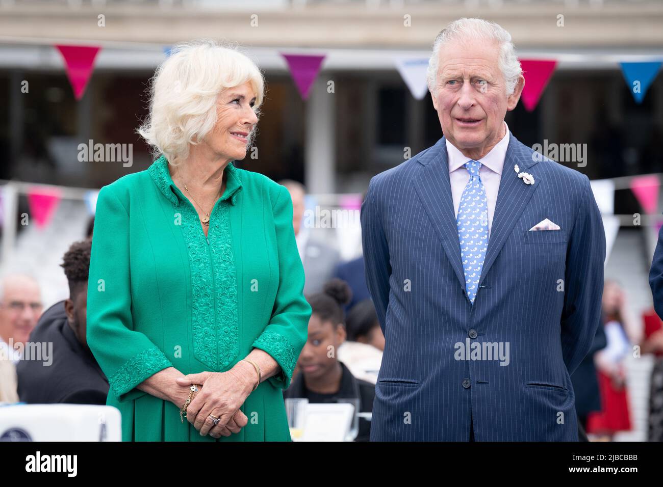 Le prince de Galles et la duchesse de Cornouailles, en tant que patron du Big Lunch, assistent au Big Jubilee Lunch sur le terrain de cricket de l'Oval, à Londres, le quatrième jour des célébrations du Jubilé de platine. Date de la photo: Dimanche 5 juin 2022. Banque D'Images