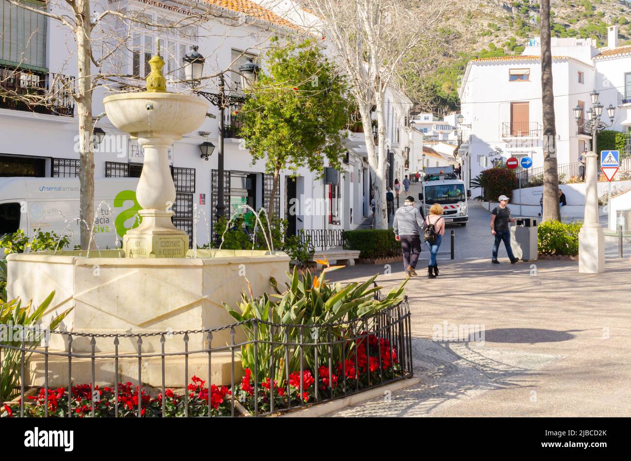 MIJAS, ESPAGNE - 01 MARS 2022 sur la place centrale, vous pouvez voir la fontaine et le banc de l'artiste de marbre El Galiano avec des pierres portées par le floo Banque D'Images