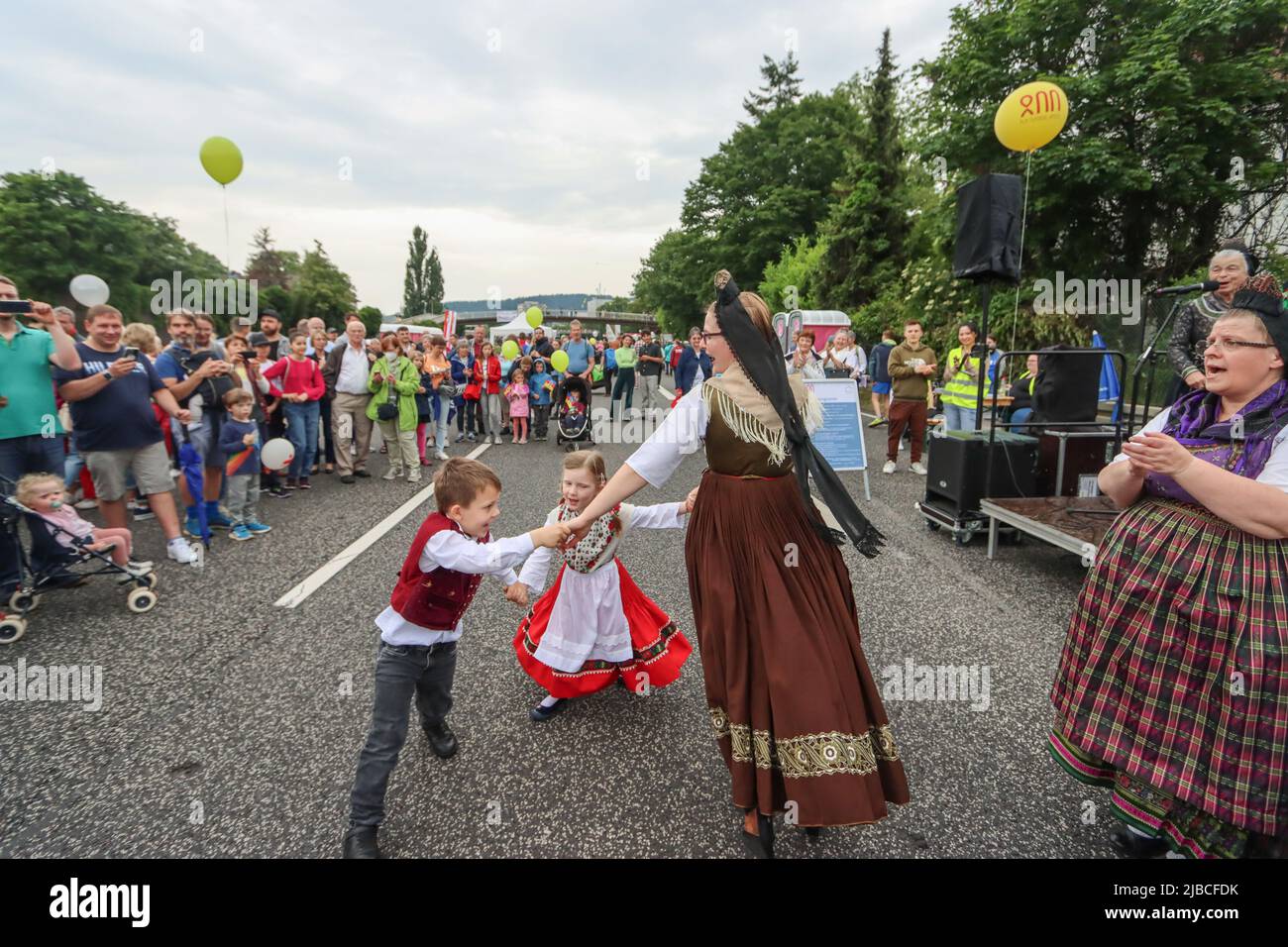 Marburg, Allemagne. 05th juin 2022. Des danseurs traditionnels dansent sur la route fédérale. Des milliers de personnes affluent vers 'Tischlein deck doch' sur le B3 connu sous le nom de 'City Highway'. La ville de Marburg célèbre son anniversaire de 800th sur 2,5 kilomètres de la route à quatre voies fermée pour l'occasion. Crédit : Nadine Weigel/DPA/Nadine Weigel/dpa/Alay Live News Banque D'Images