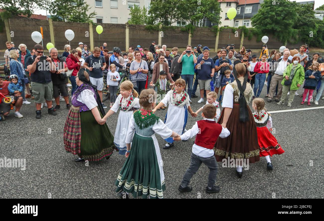 Marburg, Allemagne. 05th juin 2022. Des danseurs traditionnels dansent sur l'autoroute fédérale : des milliers de personnes affluent vers 'Tischlein deck doch' sur le B3, connu sous le nom de 'City Highway'. La ville de Marburg célèbre son anniversaire de 800th sur 2,5 kilomètres de la route à quatre voies qui a été fermée pour l'occasion. Crédit : Nadine Weigel/DPA/Nadine Weigel/dpa/Alay Live News Banque D'Images