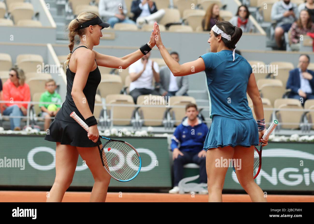 Paris, France. 5th juin 2022. Kristina Mladenovic (L)/Caroline Garcia de France célèbrent leur victoire après la double finale féminine contre Coco Gauff/Jessica Pegula des États-Unis au tournoi de tennis ouvert à Roland Garros à Paris, France, 5 juin 2022. Credit: Gao Jing/Xinhua/Alamy Live News Banque D'Images
